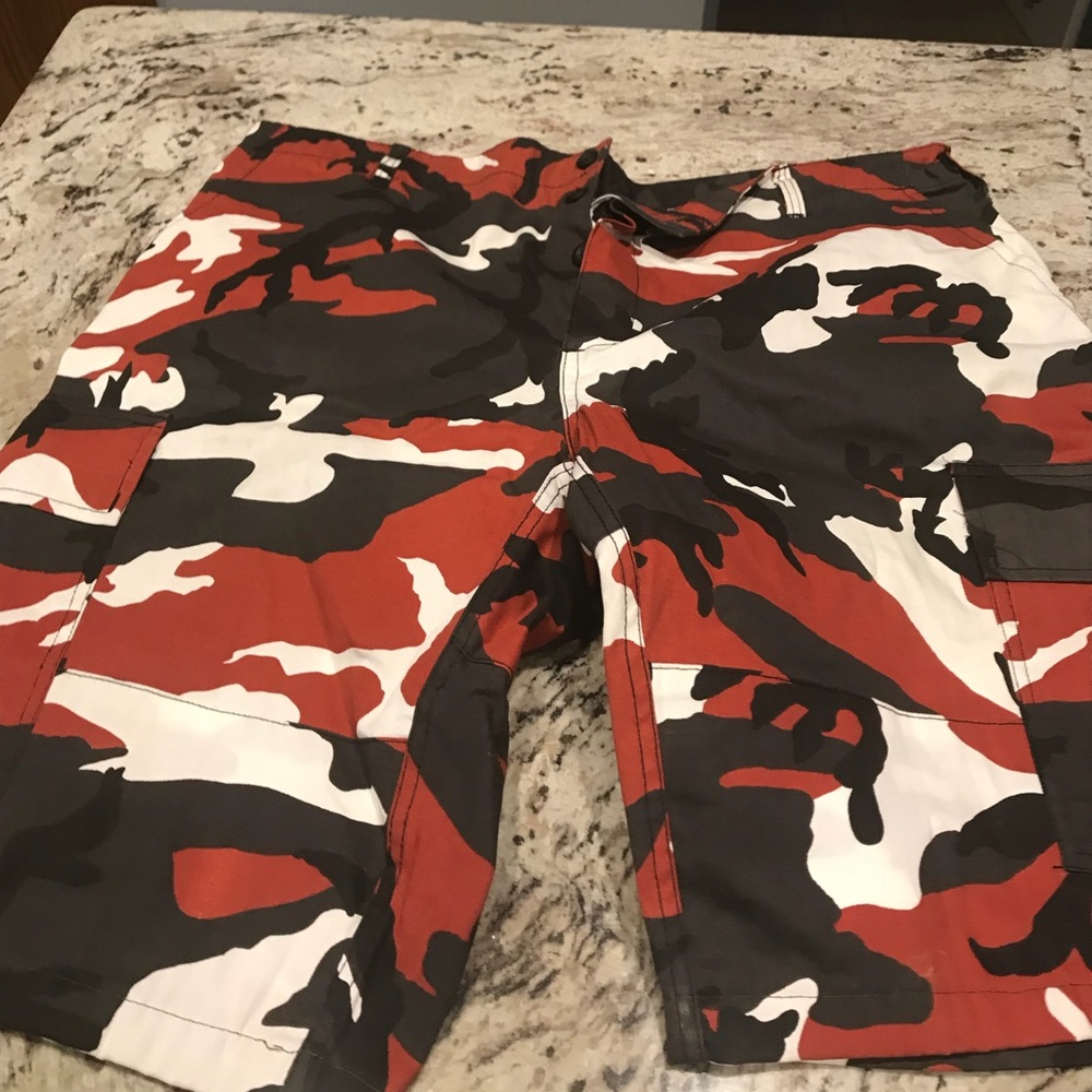 CAMO CARGO SHORTS. 3xl